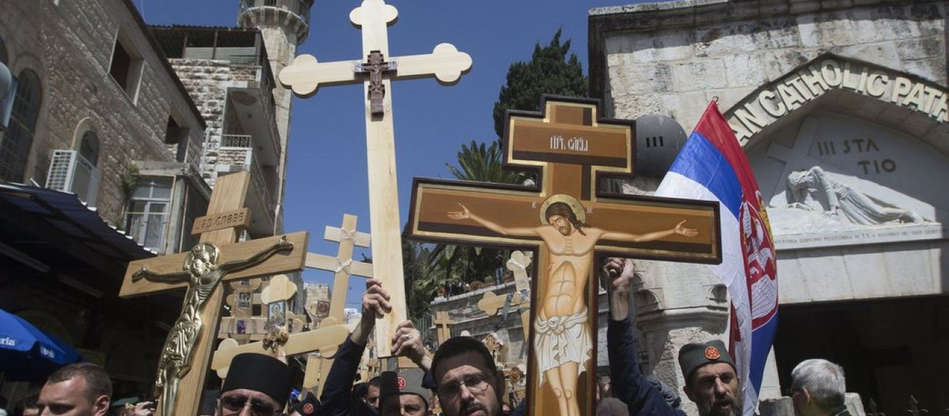 Χιλιάδες πιστοί περπάτησαν την οδό του μαρτυρίου στην Ιερουσαλήμ (φωτό)